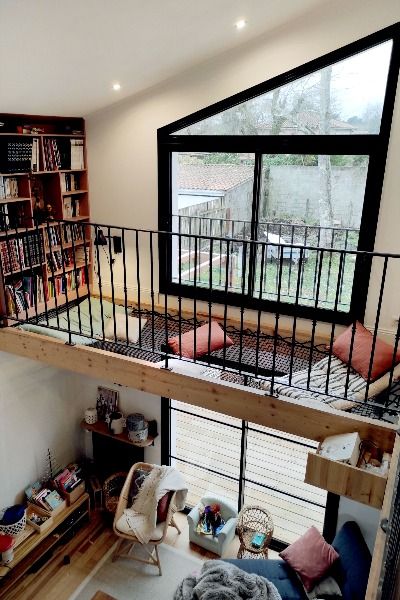 coin lecture cocooning en hauteur avec une mezzanine en filet et une bibliothèque