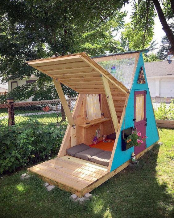 cabane de jardin en bois coloré de forme triangulaire