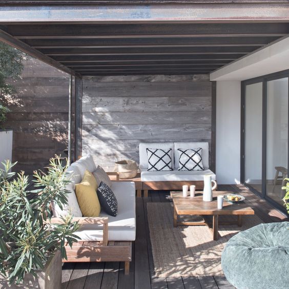 une terrasse de style japandi avec tapis jonc de mer et meubles en bois