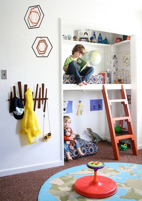 aménagement d'espace de jeu et de lecture pour enfant dans une armoire