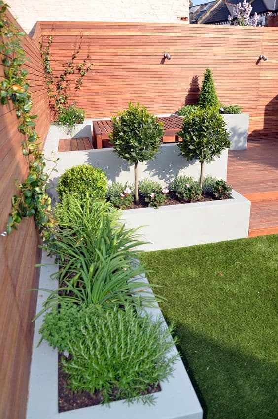 aménagement terrasse avec arbustes dans des pots gris