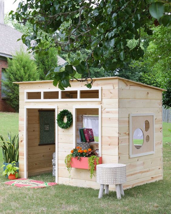 petite cabane de jardin pour enfants aménagé en bois clair