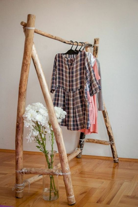 fabriquer un portant en bois flotté en tréteaux pour vêtements