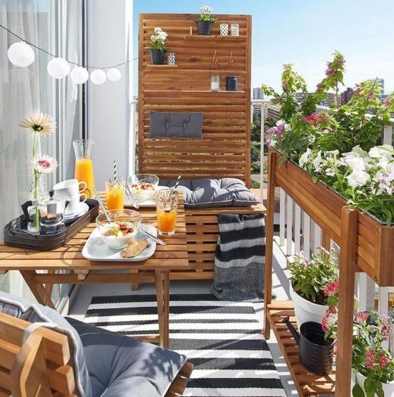 Décoration petit balcon avec mobilier en bois et végétaux