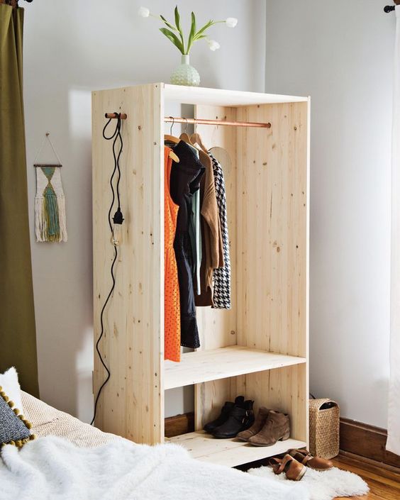 vêtements dans une penderie de chambre fabriquée en bois