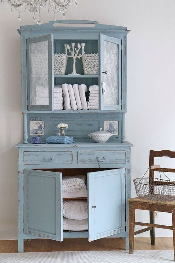 armoire vintage en bleu ciel