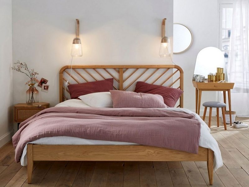aménagement suite parentale style scandinave en bois et couleurs roses avec luminaires