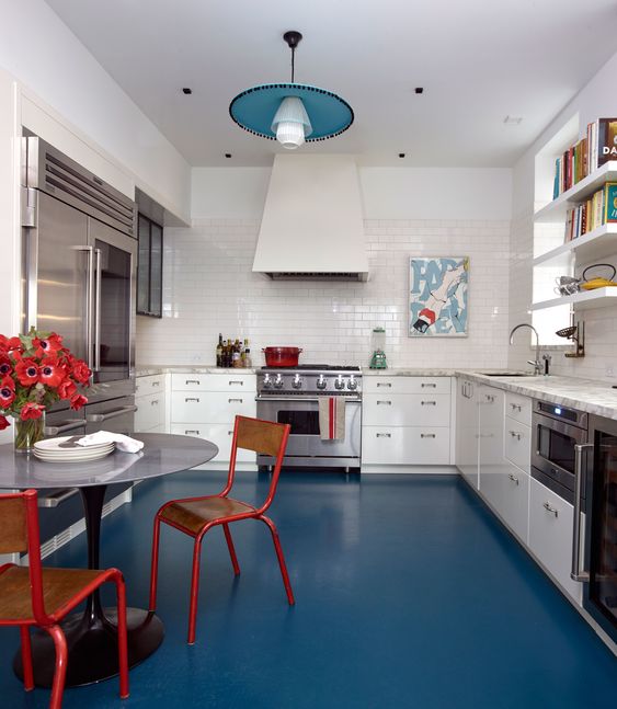sol d'une cuisine moderne peint en bleu foncé