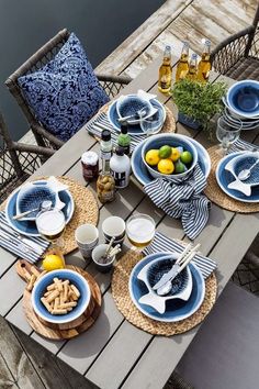 table dressée avec sets en osier et vaisselle rappelant la mer et la pêche