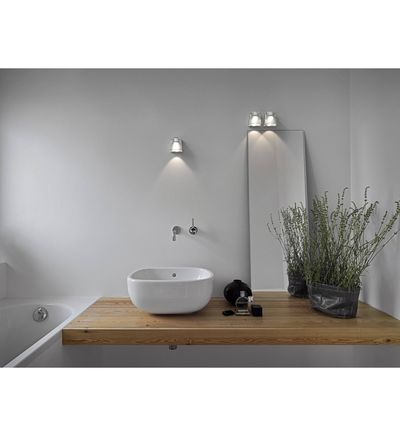 salle de bains scandinave avec luminaires tendance en blanc