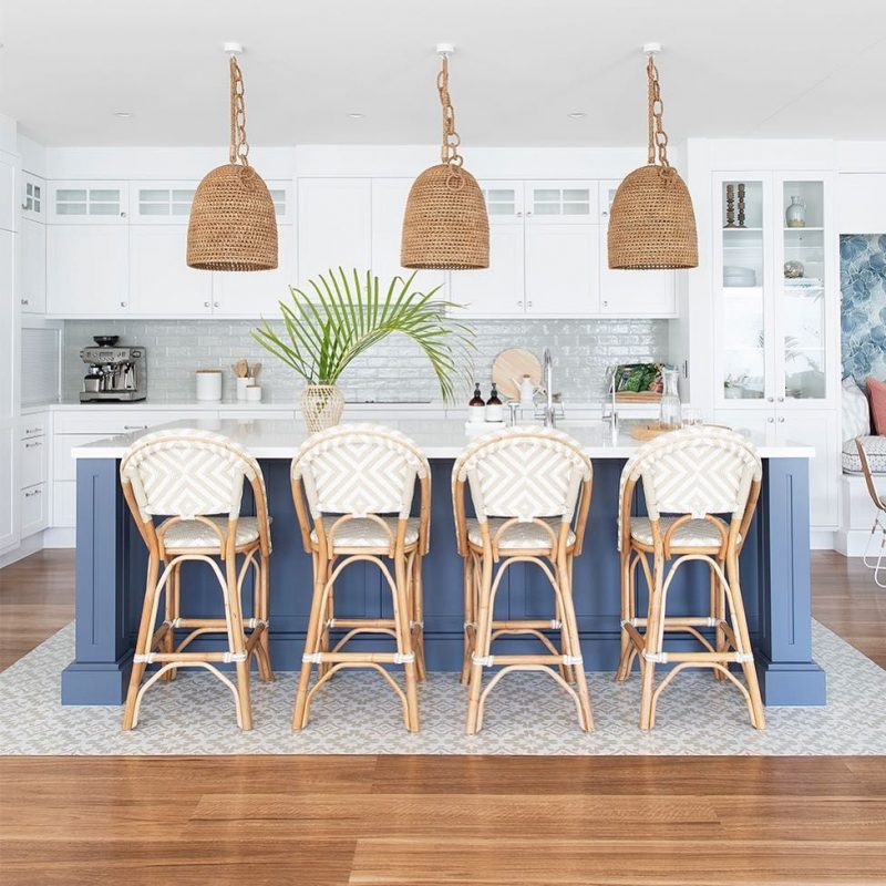 chaises hautes en osier pour un bar en marbre blanc dans une cuisine bord de mer
