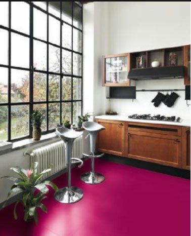 peinture au sol rose dans une cuisine industrielle