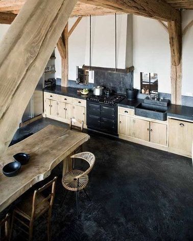 cuisine rustique avec mobilier en bois et sol peint en noir