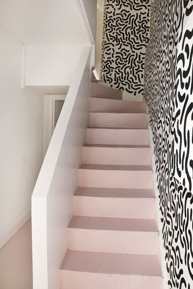 sol d'escalier peint en rose