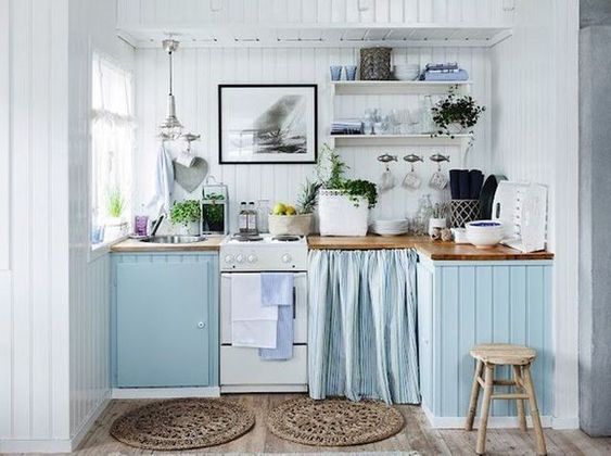 petite cuisine de style bord de mer en nuances de blanc et bleu