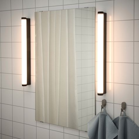 néons blancs autour d'un miroir de salle de bains
