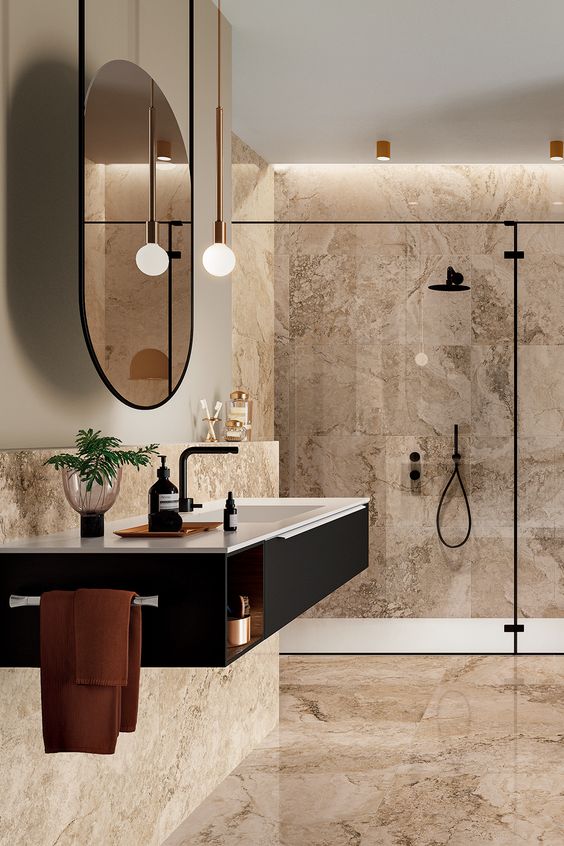 salle de bains contemporaine avec céramique aux murs et au sol et luminaires tendance suspendus