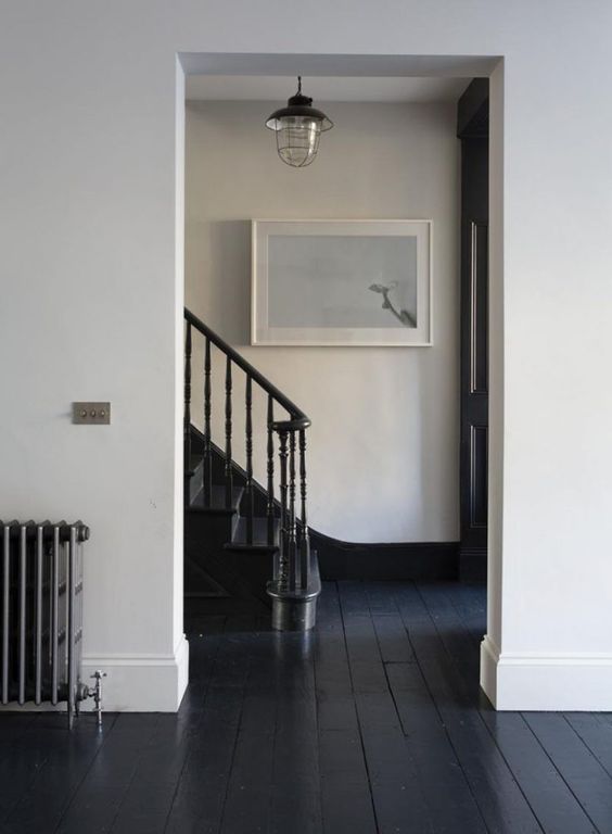 parquet et escaliers peints de la même peinture foncée au sol