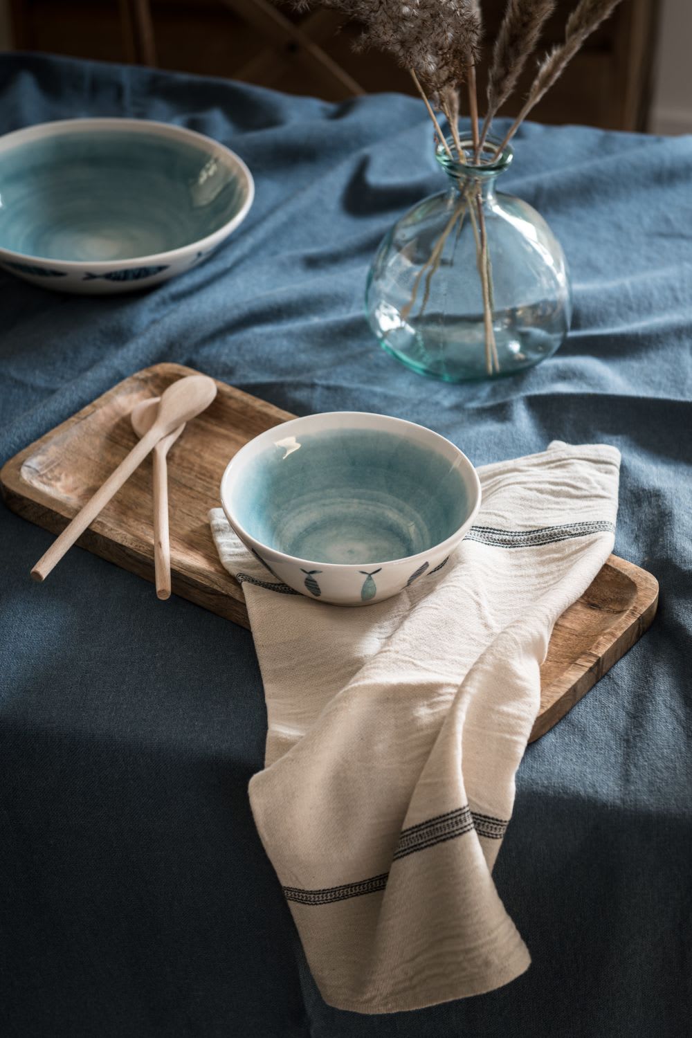 vaisselle en céramique peinte en bleu avec motifs marins