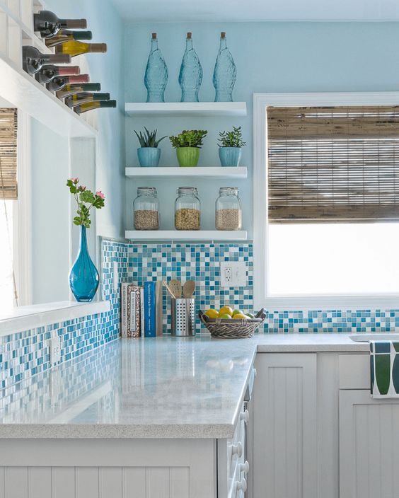 murs en nuances de bleu pour cette cuisine bord de mer avec mosaïque aux murs