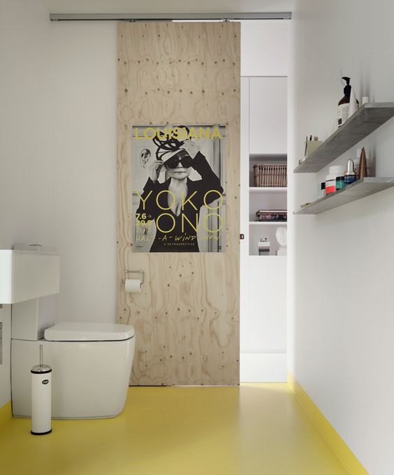 peinture jaune au sol d'une salle de bains minimaliste