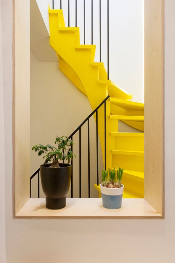 peinture au sol jaune flashy sur un escalier