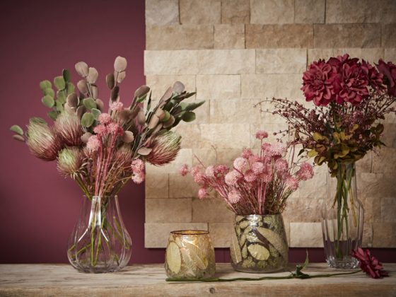 fleurs et feuilles séchées déco de différentes couleurs dans des vases