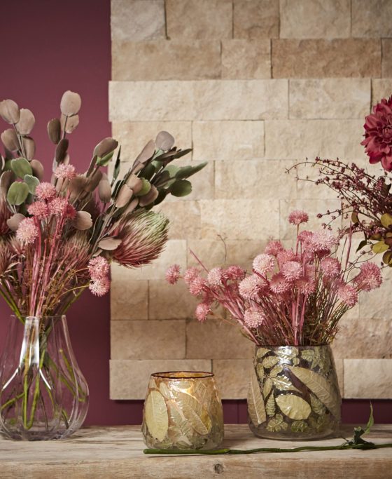 fleurs et feuilles séchées déco de différentes couleurs dans des vases