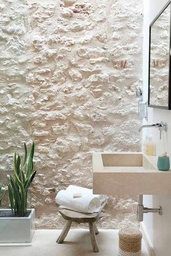 une vasque carrée en céramique dans salle de bains à déco naturelle