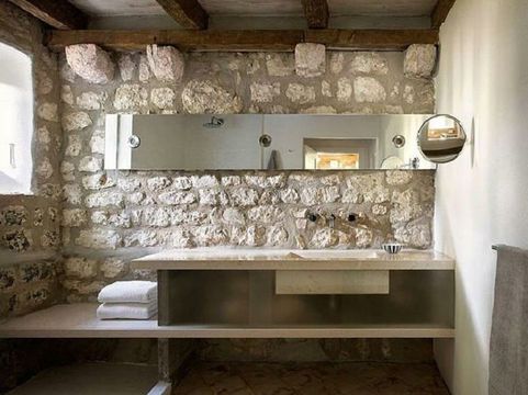 mur en pierre dans une salle de bains luxueuse