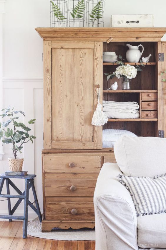armoire en bois clair de style rustique
