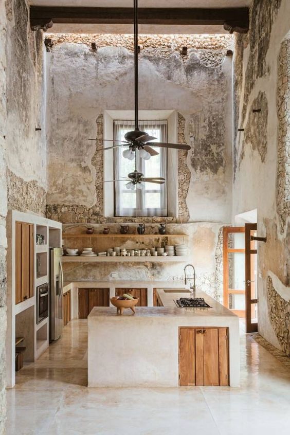 murs en pierre dans une grande cuisine de maison de campagne