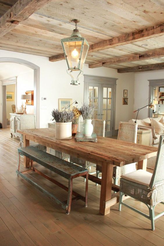 mobilier rustique en bois et osier dans une salle à manger de déco campagne chic