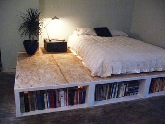 livres rangés sous un lit en bois