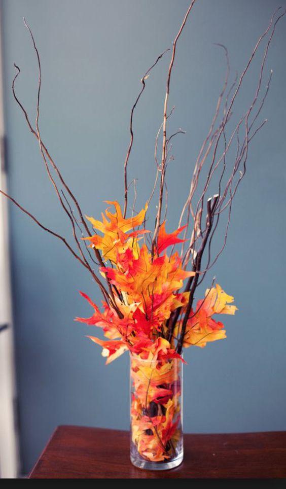 feuilles séchées oranges dans un vase pour une déco automne