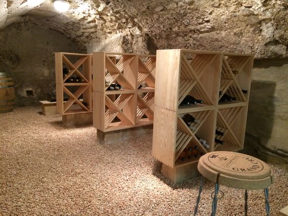 aménagement cave avec des rangements en bois pour déposer bouteilles de vin