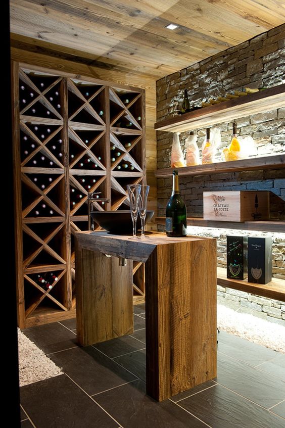 aménagement cave à vin avec une table en bois et des meubles de rangement vin