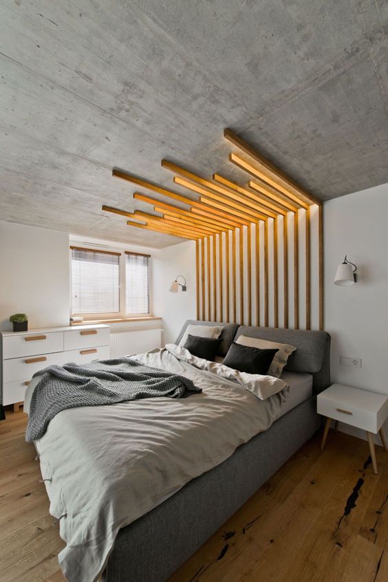 chambre au style contemporain avec toit en béton et tête de lit en tasseaux de bois illuminées