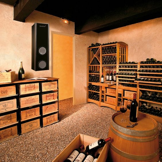 aménagement cave à vin avec gravier au sol et meubles de rangement vin