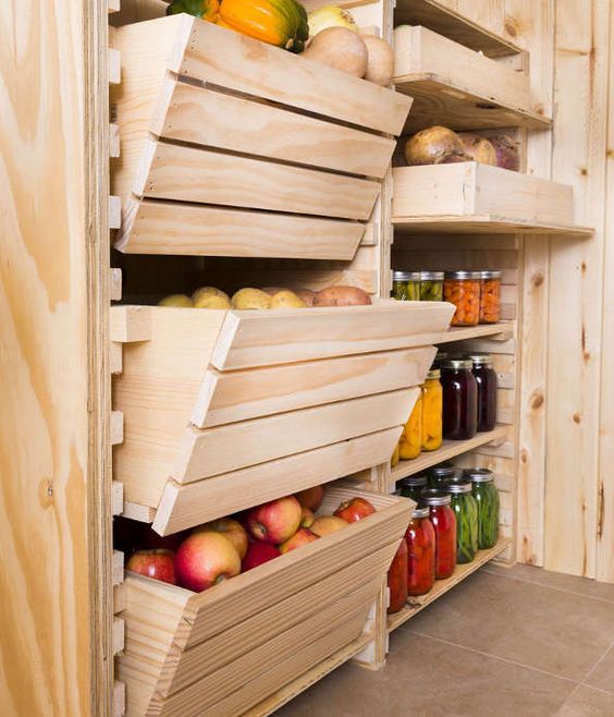 meuble garde manger en bois pour ranger fruits et bocaux de légume