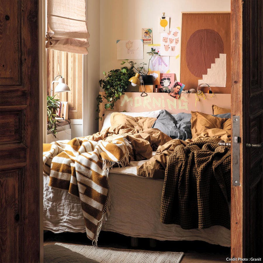 chambre adulte déco automne avec draps de lit et peinture au mur aux tons orange et rouge