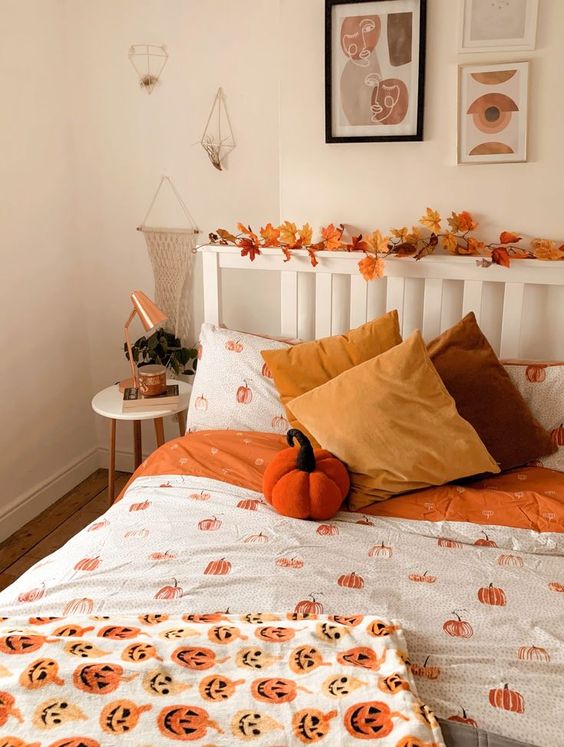 coussins et linge de lit en nuances de orange pour une déco automne