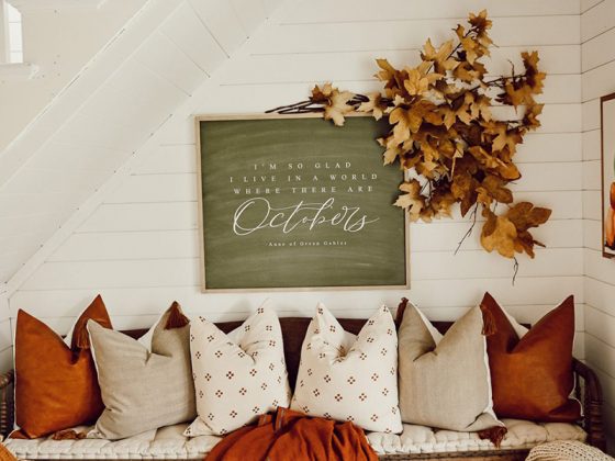 coussins et plaids couleur crème et orange sur une banquette en bois dans un salon déco automne