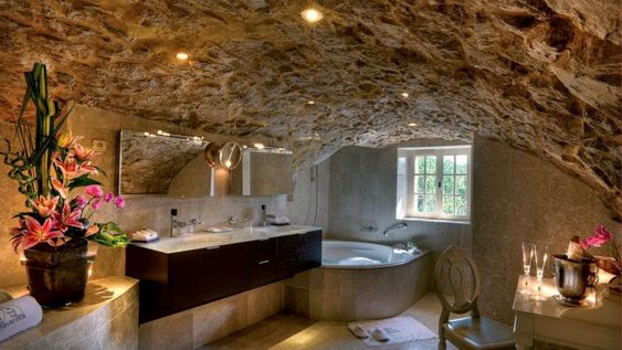 salle de bains avec marbre et plafond en pierre aménagée dans une cave