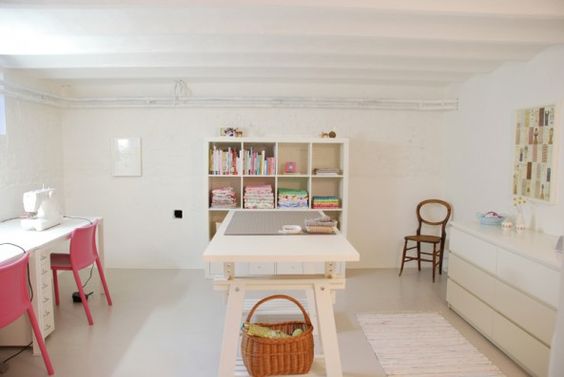atelier de couture aménagé dans une cave blanche avec poutres apparentes