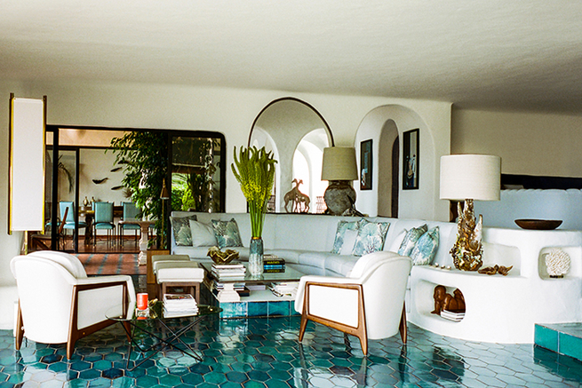 salon en nuance de bleu au style bord de mer avec mobilier contemporain blanc