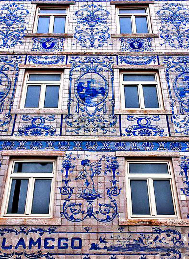 façade d'immeuble au portugal en céramique azulejos