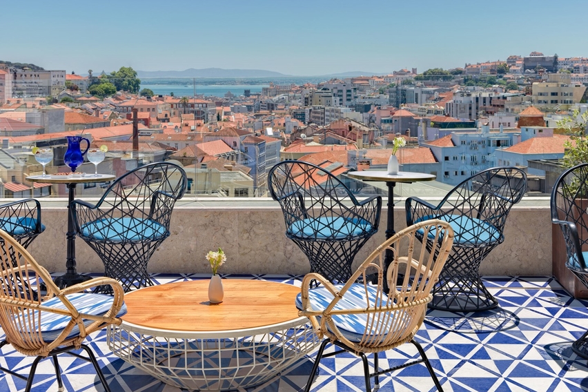 terrasse au portugal avec sol en céramique et chaises en osier