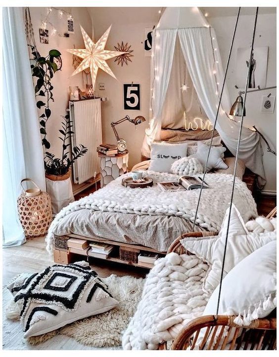 décoration chambre cocooning avec plaids en crochet et coussins sur le sol et le lit