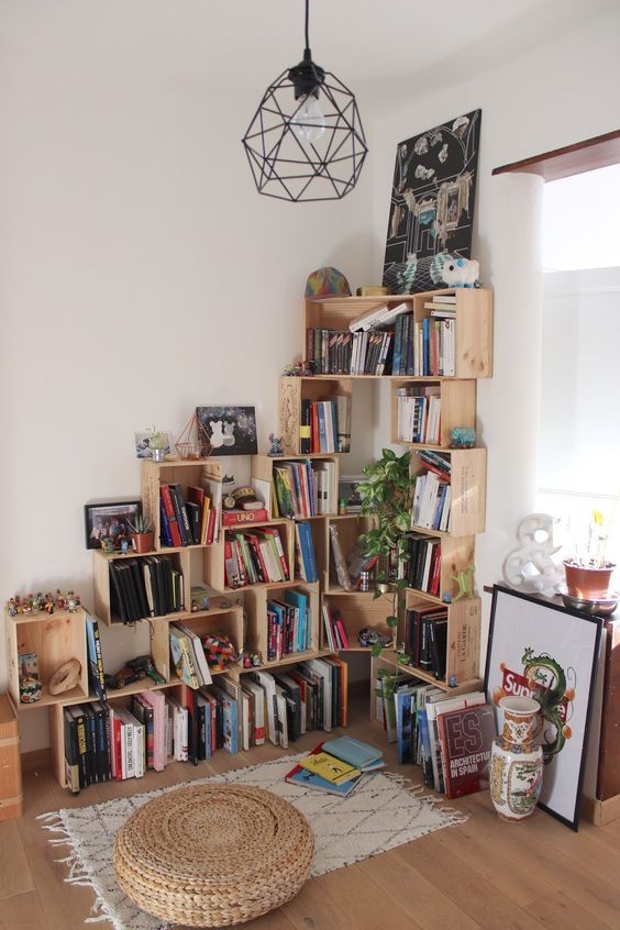 aménagement bibliothèque DIY en caisses en bois dans coin de chambre
